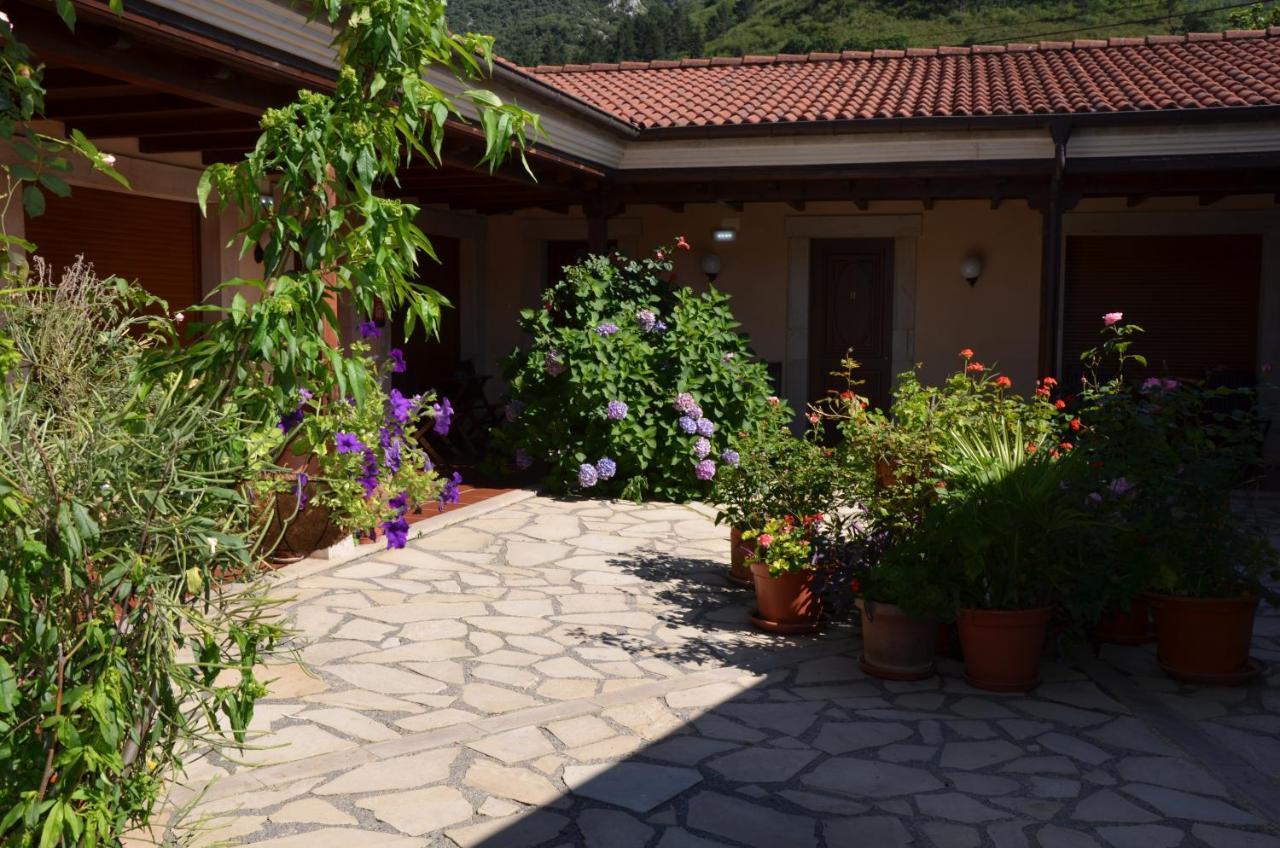 Hotel Arenas De Cabrales- Apartamentos ภายนอก รูปภาพ