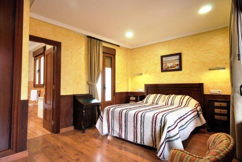 Hotel Arenas De Cabrales- Apartamentos ภายนอก รูปภาพ