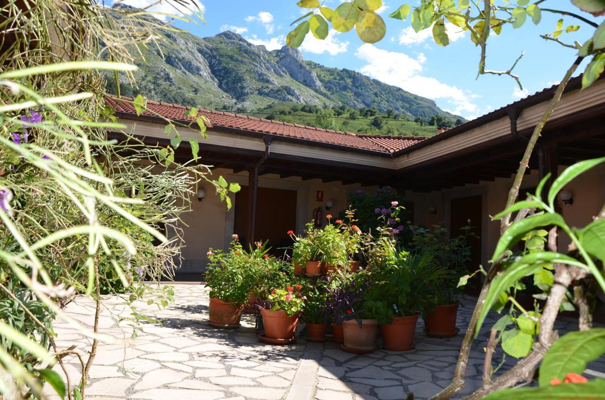 Hotel Arenas De Cabrales- Apartamentos ภายนอก รูปภาพ